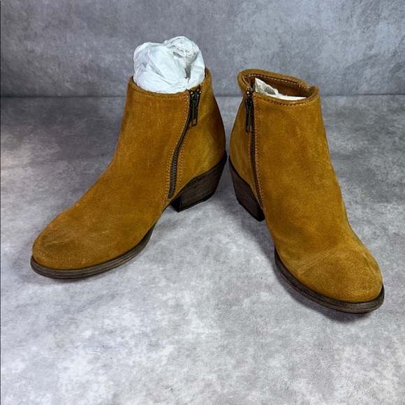 EUC Women’s FRYE Carson Piping Booties US 5.5B Tan Suede Leather Ankle Boots - Picture 1 of 12